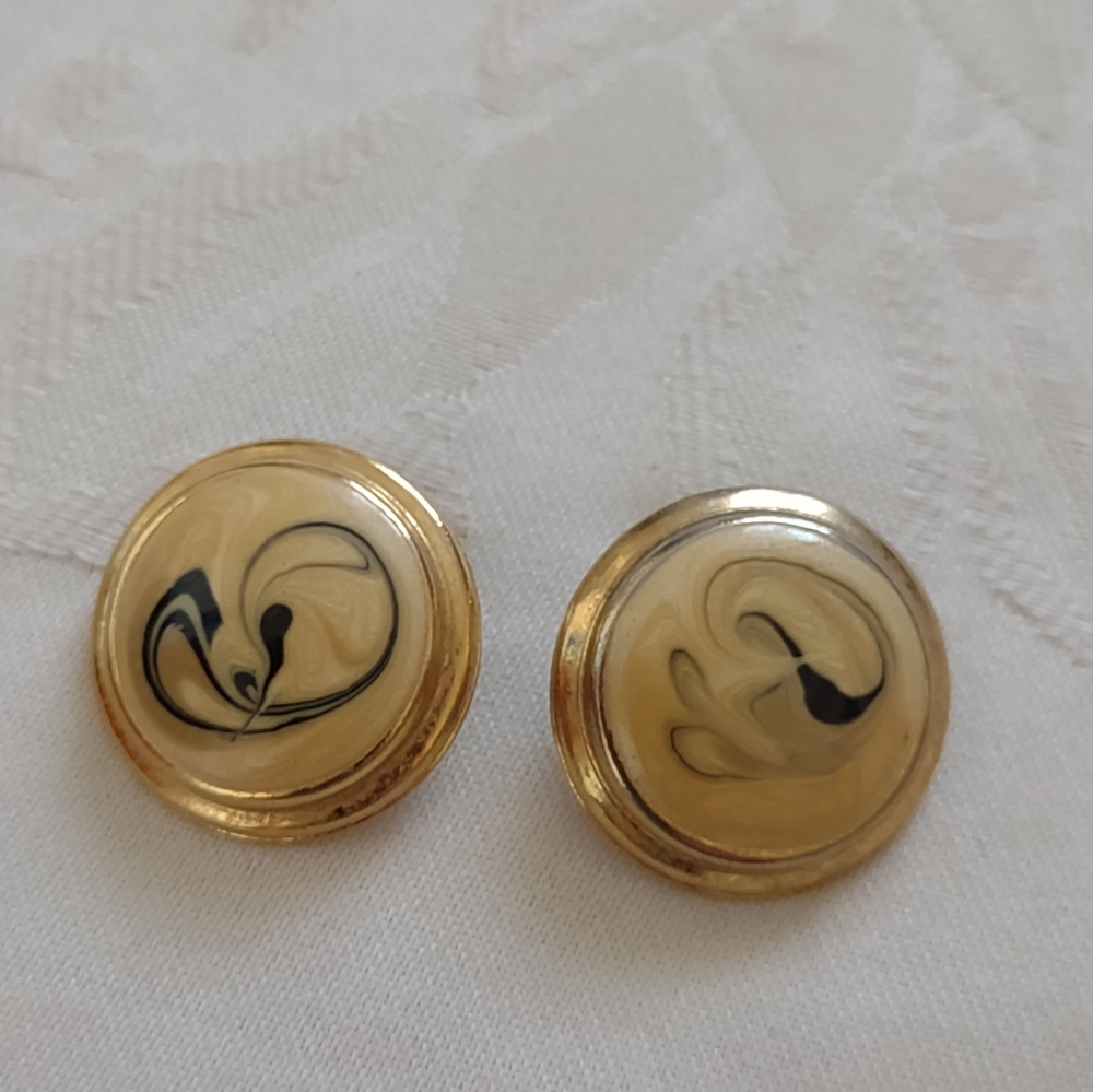 Vintage enamel beige marbled swirl retro stud earrings